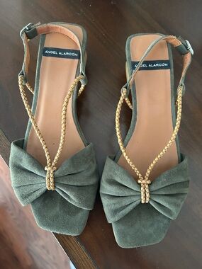 Angel Alarcón Olive Suede Bow T-Strap Sandals with Braided Accent - size 38